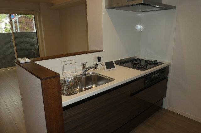 ディマーネⅡのキッチン|３口ガスコンロ付きシステムキッチン