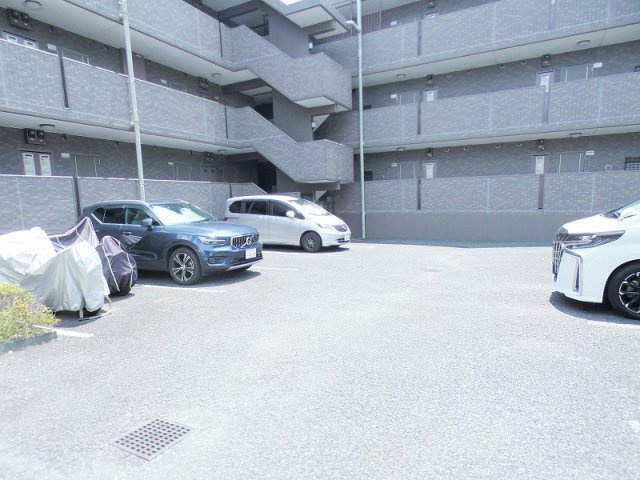 リビエール高幡の駐車場