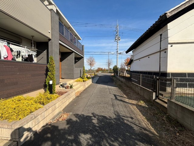 川越市大袋新田　建築条件なし売地　「南大塚駅」徒歩17分　敷地91坪　の前面道路含む現地写真