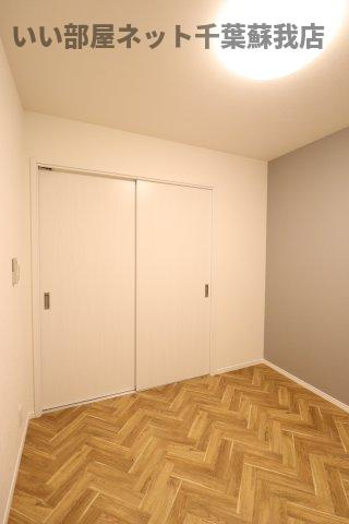 クレセントパーク末広 の寝室|広くて明るい寝室
