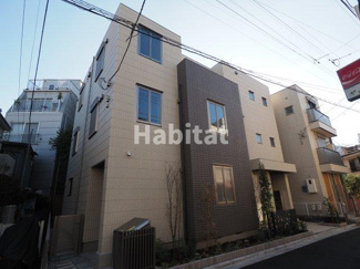 【外観】 | 緑豊かなエントランス、館名プレートにもこだわりを感じます♪