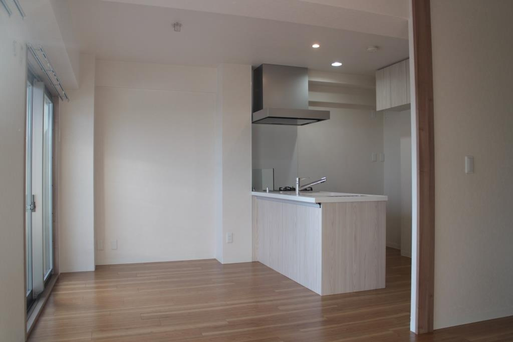 エグゼ神宮前の居間・リビング|南向きで日当たりの良いLDK12.5帖