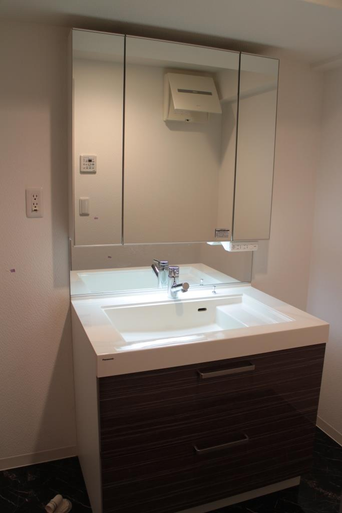 エグゼ神宮前の洗面所|シャンプードレッサー付き、収納豊富な洗面化粧台