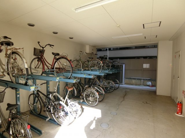 レフィナード茨木の駐車場