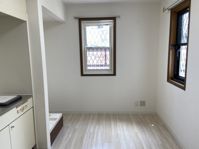 西川ハイツの居間・リビング