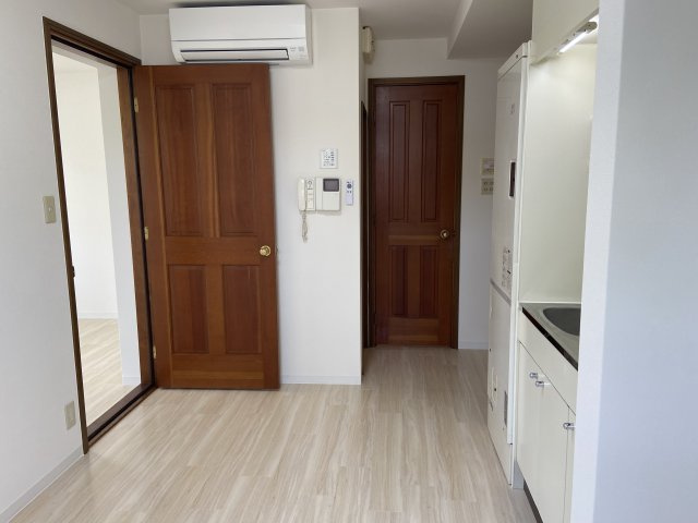 西川ハイツの居間・リビング