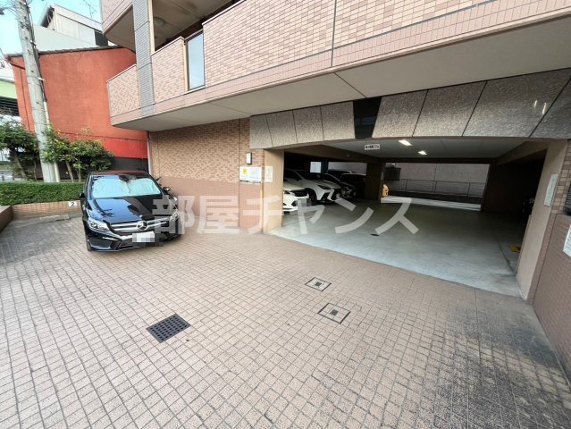 エクセルシオール栄の駐車場