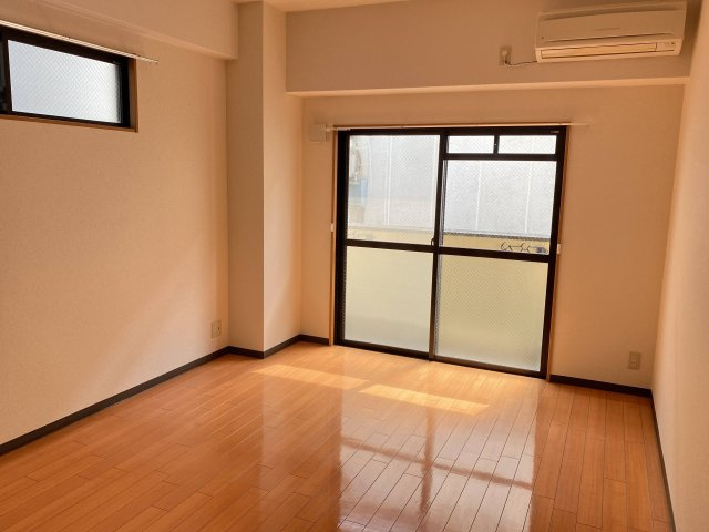 カリヨン新田辺の居間・リビング