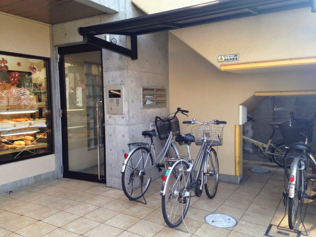 カリヨン新田辺のエントランス