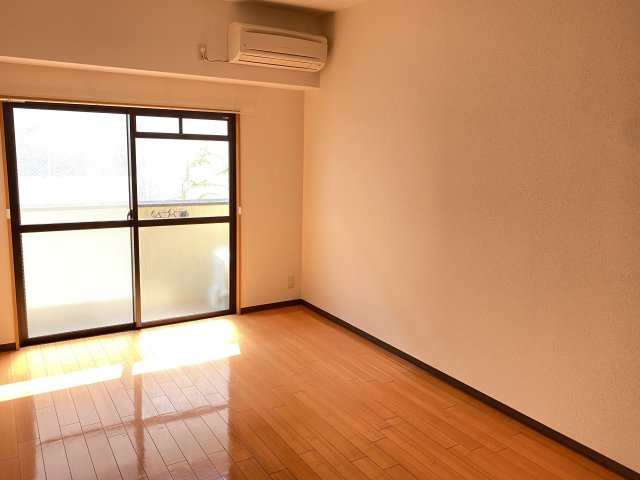 カリヨン新田辺の居間・リビング