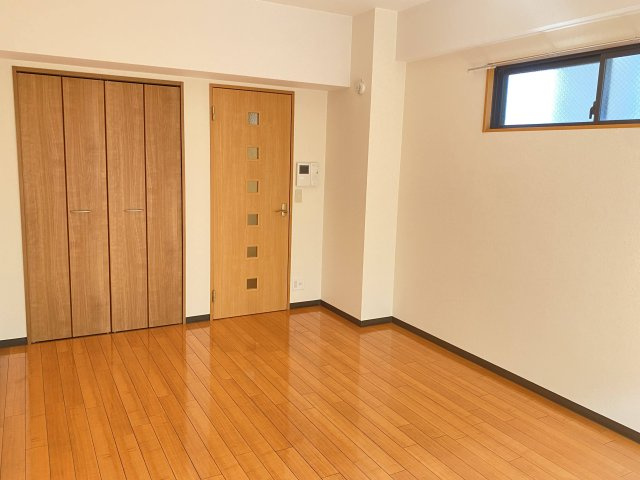 カリヨン新田辺の洋室