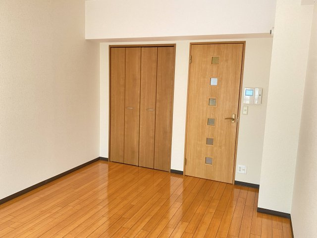 カリヨン新田辺の洋室