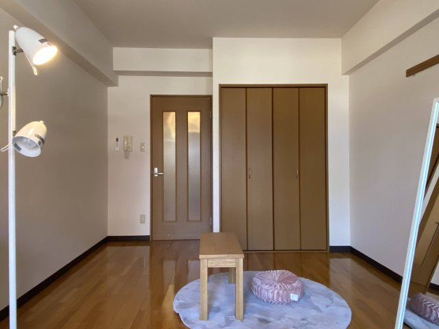 シャトー同志社前の居間・リビング|モデルルームです。家具は付属しておりません。