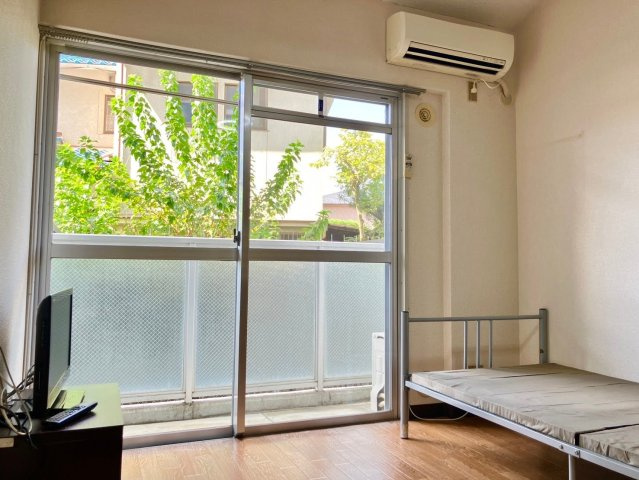 ヴィラ興戸の居間・リビング|設備として、冷蔵庫・電子レンジ・照明器具・テレビ・姿見・ベッド設置致します。
※カーテンは付属しません。