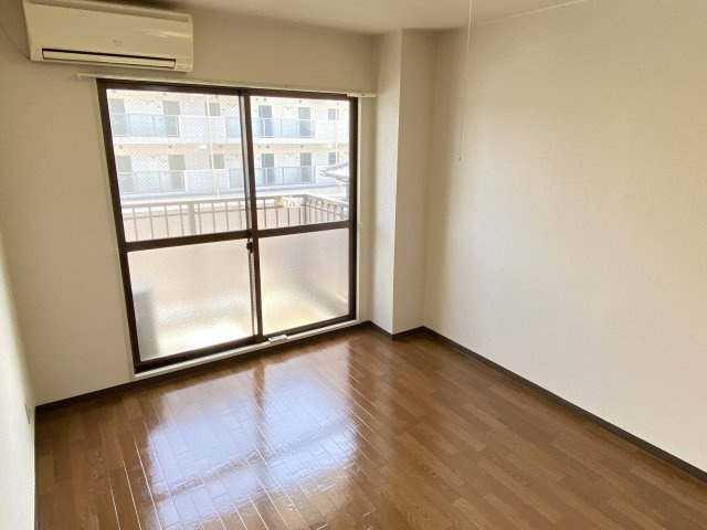 ノースリバーハイツの洋室