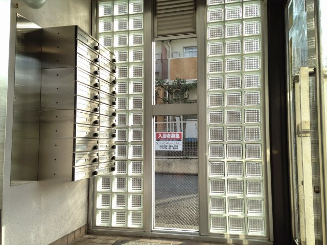 メゾン市川弐番館のエントランス