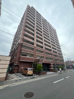 【外観】 | 薬院大通駅まで徒歩4分で天神・博多へのアクセス便利な好立地です。周辺環境も良好で、永く快適に暮らせます。敷地内駐車場に空きがあるのも嬉しいポイントです