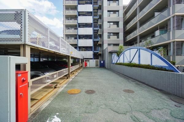 横浜市神奈川区入江１丁目の中古マンションのその他共用部分|敷地内に駐車場を完備しています。