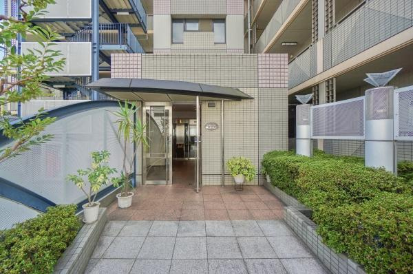 横浜市神奈川区入江１丁目の中古マンションのエントランス|エントランスにはオートロックがついており、防犯面も安心！
清掃も行き届いています
