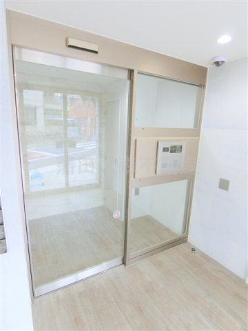 MAXIV KAMATA(マキシヴ蒲田のエントランス|防犯カメラTVモニター付オートロック宅配BOXメールBOX エントランス