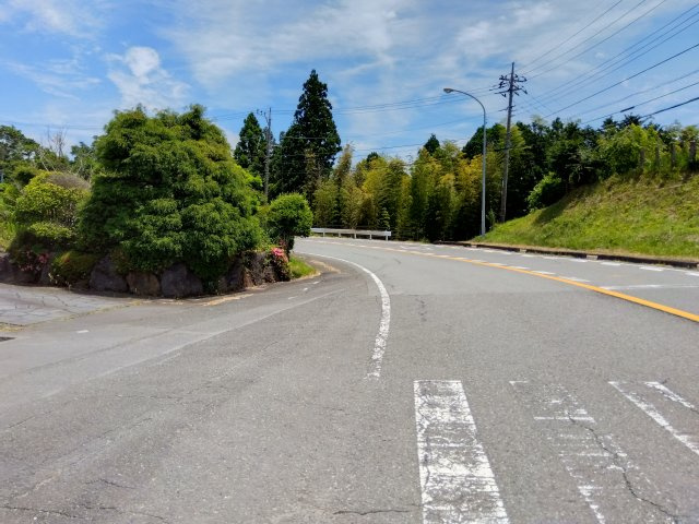 売土地　三島市山中新田の前面道路含む現地写真|伊豆縦貫道や国道1号線が近くに走っています。通勤や市街地までのアクセスも悪くない立地となっています。