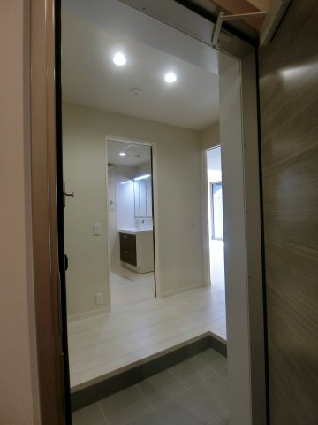 シャーメゾンエグゼクティブ東福原の玄関