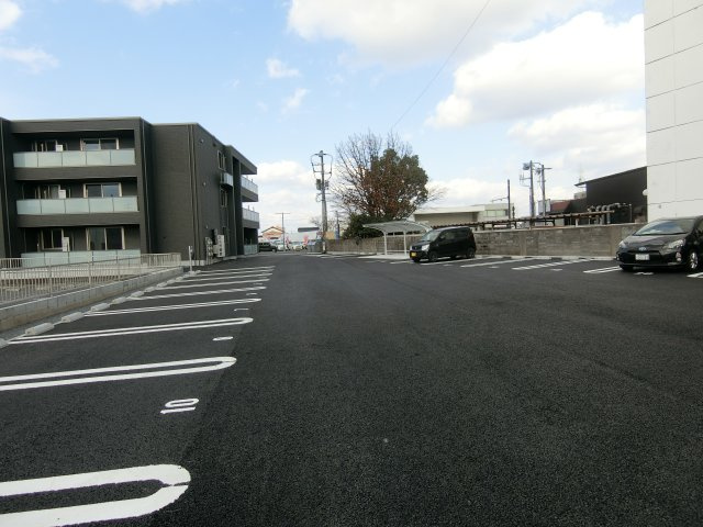 シャーメゾンエグゼクティブ東福原の駐車場