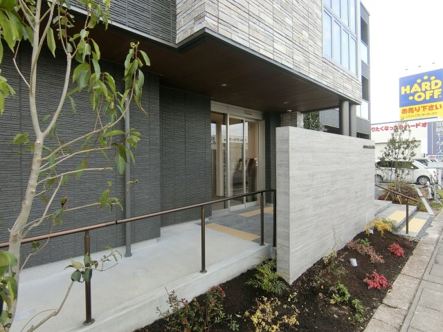 シャーメゾンエグゼクティブ東福原のエントランス