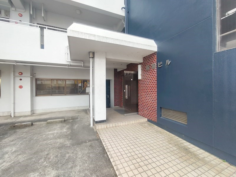 新和ビルのエントランス