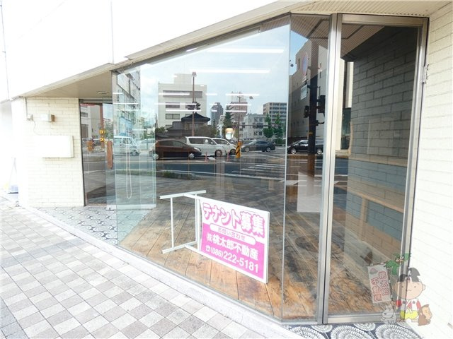 弓之町ビルテナントのエントランス