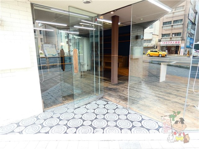 弓之町ビルテナントのエントランス