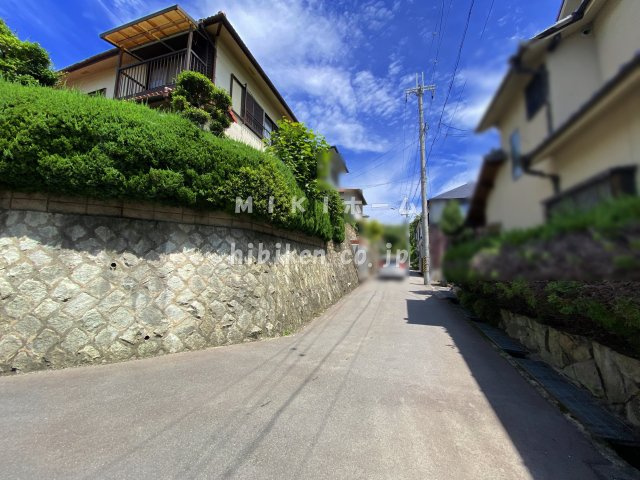 箕面市粟生間谷西７丁目　土地の前面道路含む現地写真