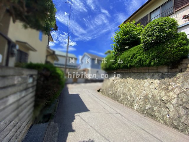 箕面市粟生間谷西７丁目　土地の前面道路含む現地写真