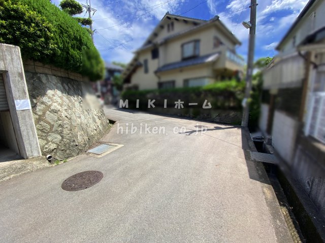 箕面市粟生間谷西７丁目　土地の前面道路含む現地写真