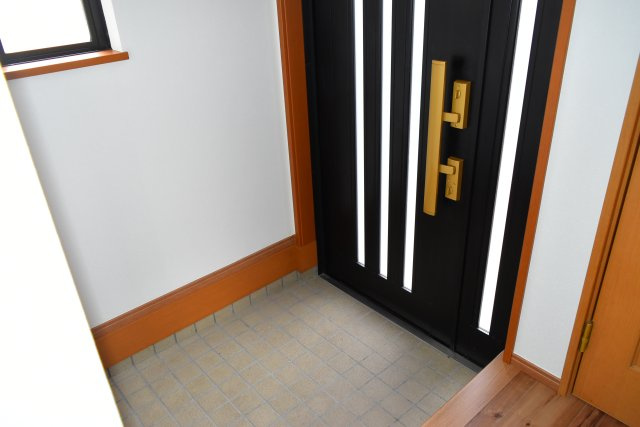 昭島市緑町２丁目の中古一戸建の玄関