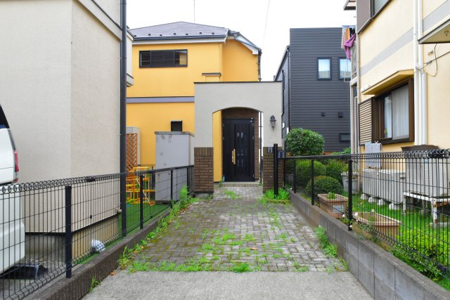 昭島市緑町２丁目の中古一戸建の駐車場