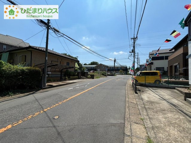 伊奈町大針　中古一戸建ての前面道路含む現地写真