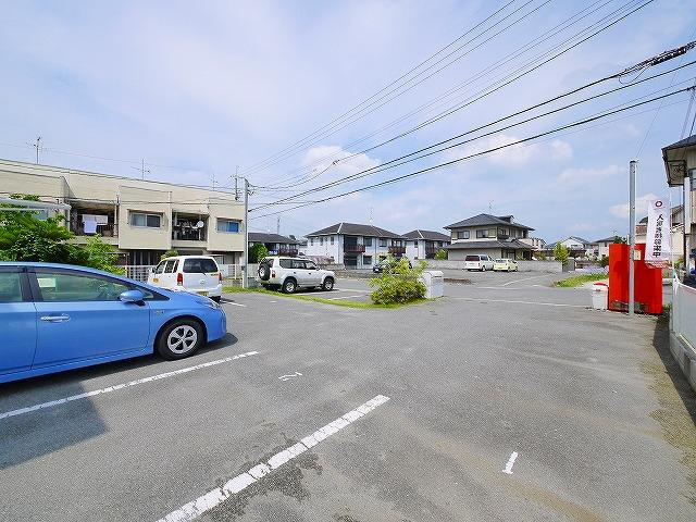 ブリッサコート（中山町）の駐車場|カースペースがあります