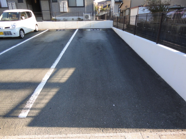 アイセイハイツIIの駐車場