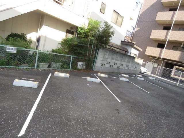 コスモ白金の駐車場