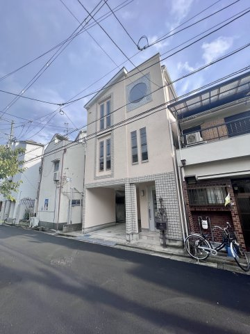 中古戸建　守口市馬場町　リフォーム物件の外観|デザイン性のある外観です！ガレージ部分も屋根があり雨の日の乗り降りも快適です！