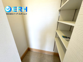 【玄関】 | 鈴蘭台東町　新築戸建　2区画分譲 | シューズクロークがあり、趣味の物もたくさん収納可能です。