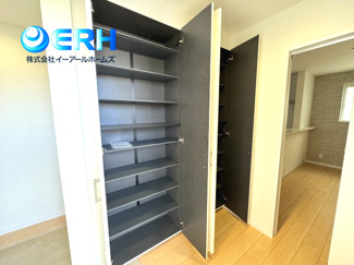 【玄関】 | 鈴蘭台東町　新築戸建　2区画分譲予定 | シューズBOXも収納豊富です。