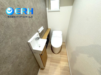 【トイレ】 | 鈴蘭台東町　新築戸建　2区画分譲予定 | ウォシュレット・手洗い付きで清潔感のあるトイレです。