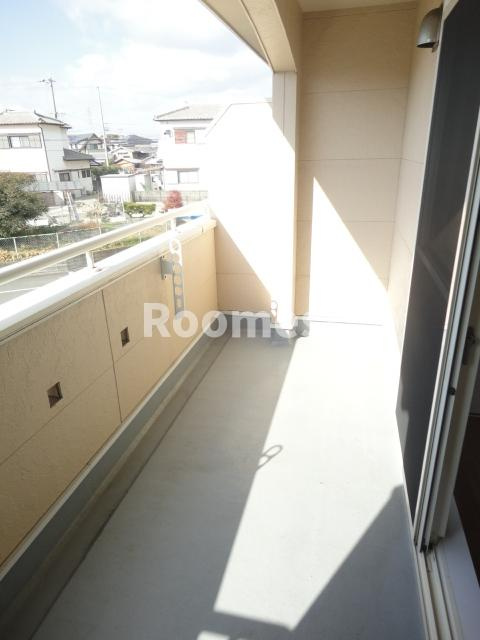 シャルレックスA棟のバルコニー|暖かな日差しのふりそそぐバルコニー