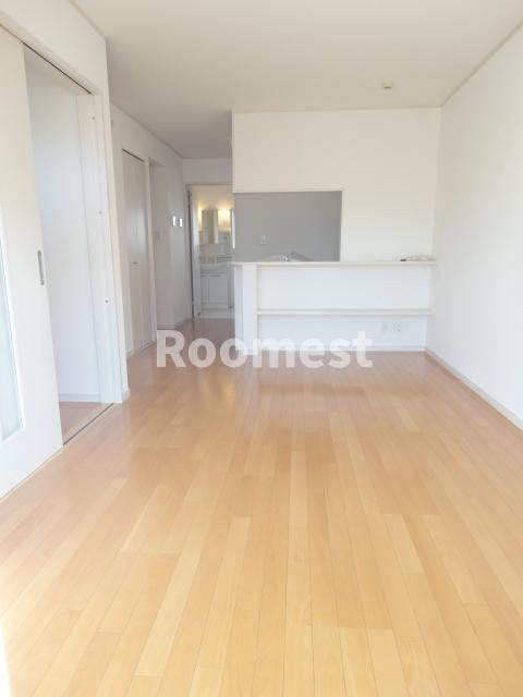 シャルレックスA棟の居間・リビング|こちらのリビングで趣味の時間をお楽しみください