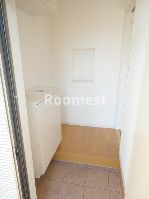 シャルレックスA棟の玄関|収納もある玄関です