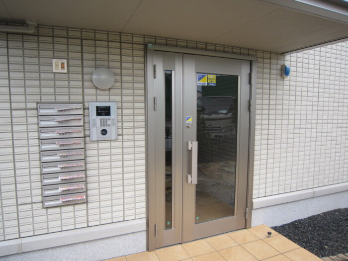 熊本市南区御幸西２丁目のアパートのエントランス