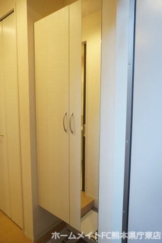 熊本市南区御幸西２丁目のアパートの玄関