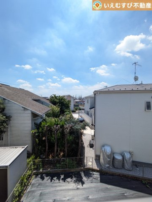 【展望】 | 本庄市千代田二丁目　中古戸建 | 高い建物が無く開放感のある展望
バルコニーからの展望も開けていて閑静な住宅地が望めます。日当りも良いですね♪
